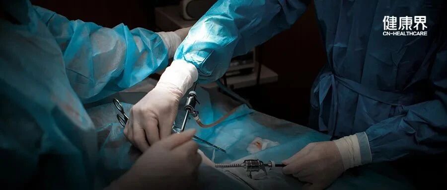 医生被抬上「担架」，患者穿起白大褂！一次身份互换让所有人看清医疗本质