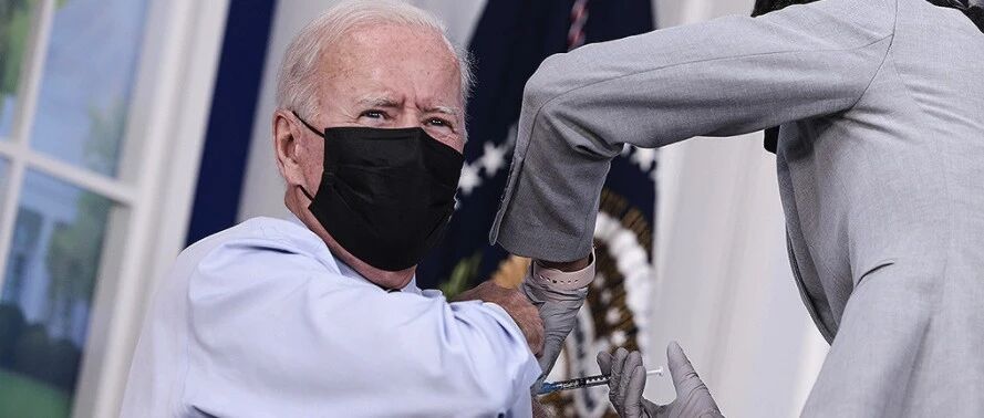 被德尔塔「吓坏了」的美国总统，撸起袖子带了个头