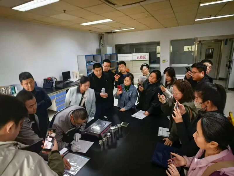 法国举办裸泳大赛_单位举办棋牌赛报道_