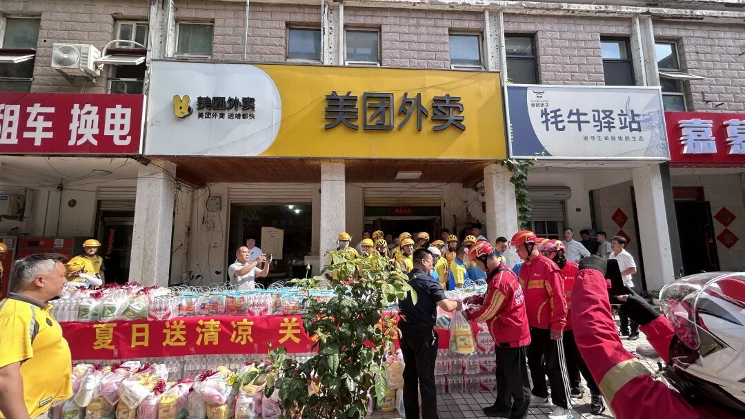 开展送清凉慰问_领导基层慰问送清凉_