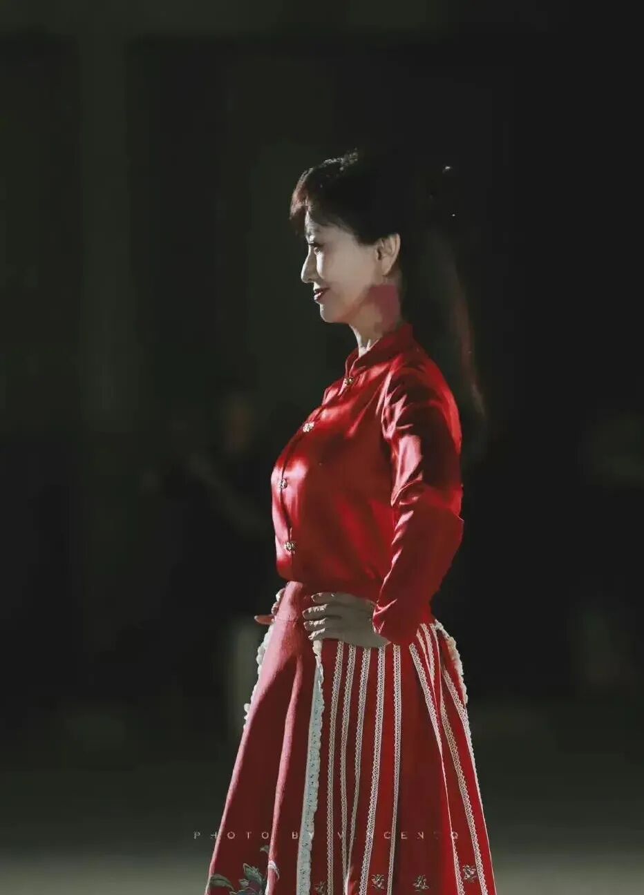 70歲趙雅芝一襲紅色馬面裙亮相林棲「方圓」馬面裙大秀，優雅氣質