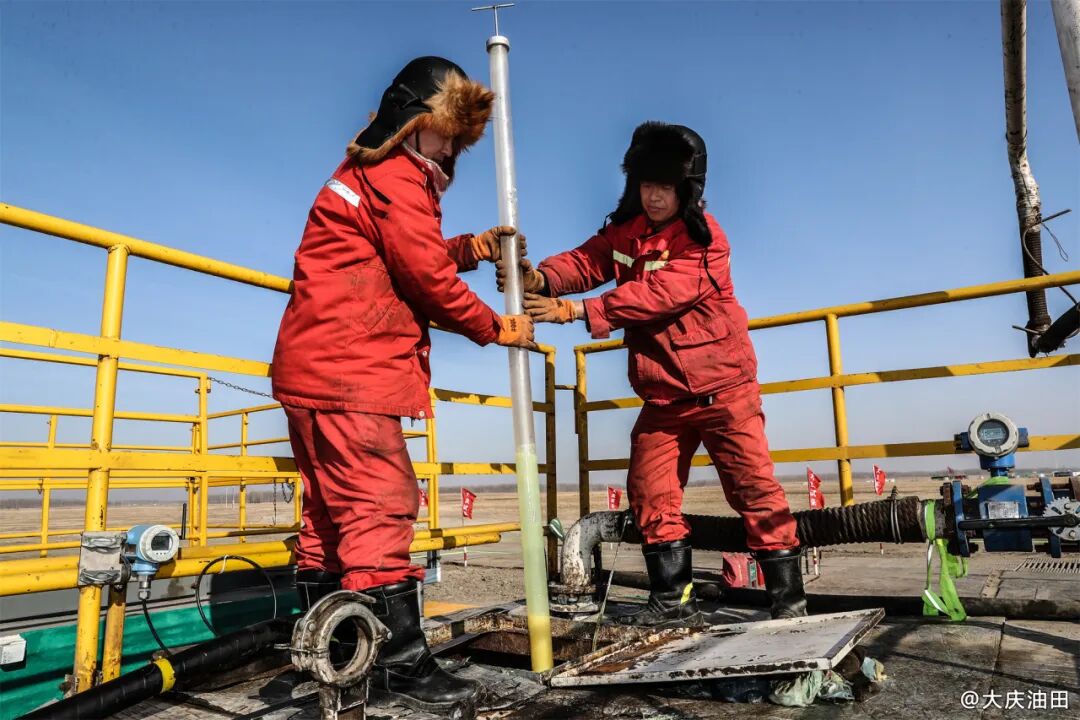 2023年度,试油试采分公司统筹运行队伍55支,共完成试油压裂122口井,桥