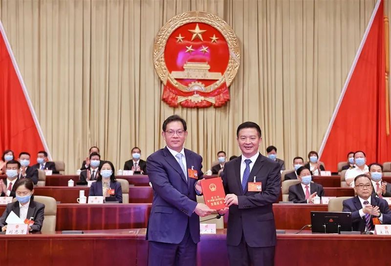 在大会主席台上就座的有曾进泽,许顺,陈云,曹兴,关勋强,曹永中,钟力