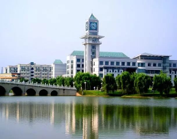 二战胜利后,时任武汉大学法律系主任梅汝璈教授作为法官出席东京军事