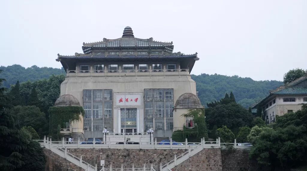 中国政法大学拥有江平,陈光中,张晋藩,应松年等一批久负盛名的法学