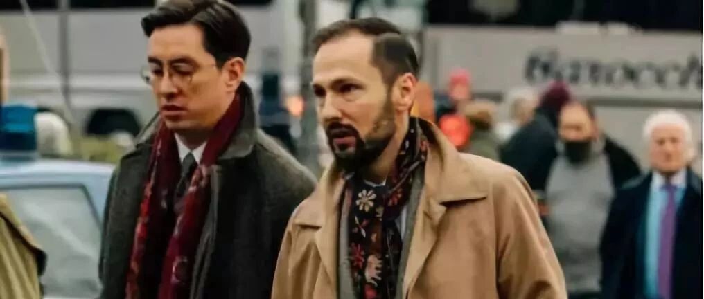 潮人身上的色彩无非两种，要么同色玩格调，要么撞色玩潮流