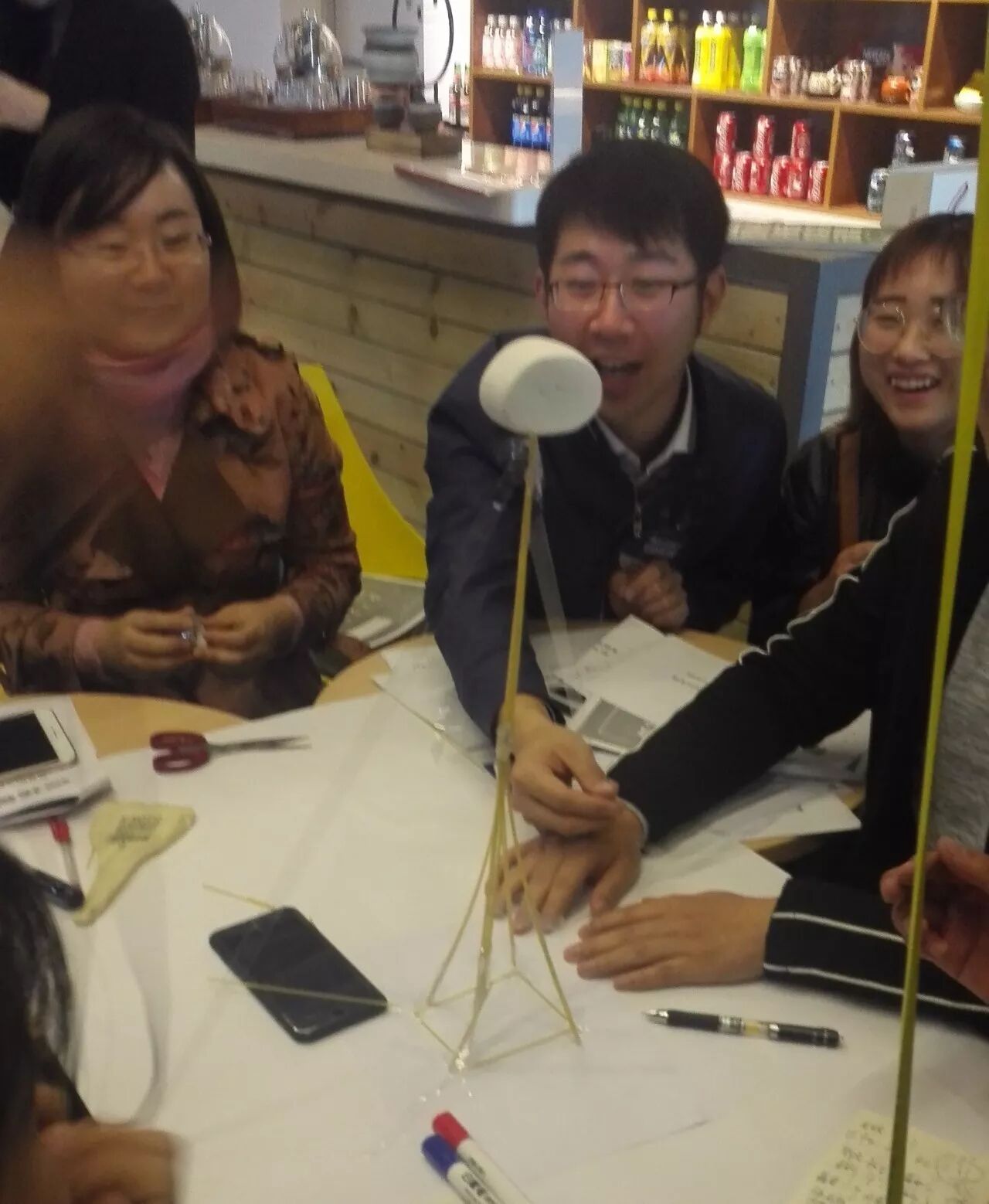 紧接着新的任务又开始了,各个团队要用20根意大利面,胶带达成一个塔