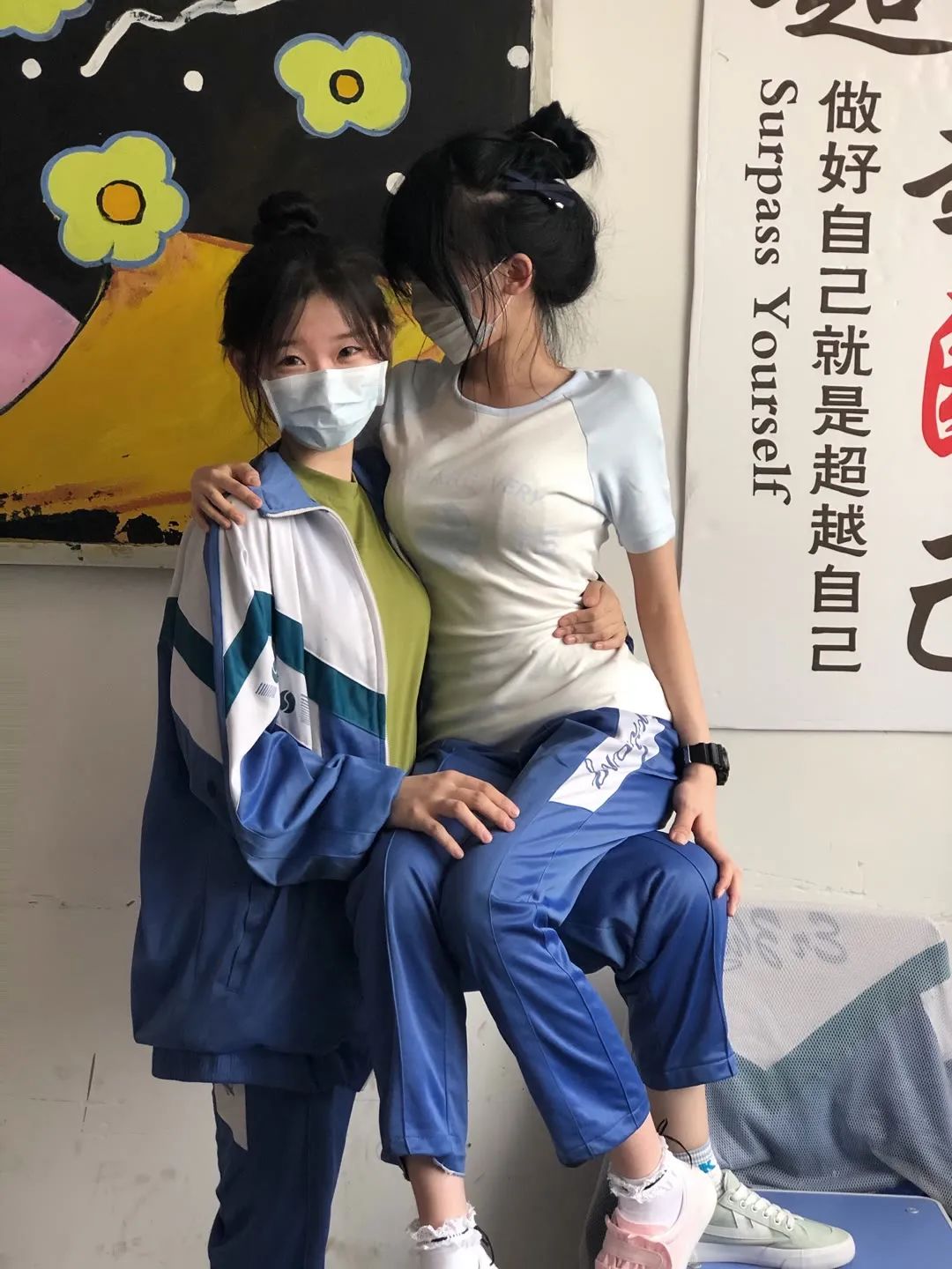 最近爆火的校服口罩妹,原来出处在这!(图1)