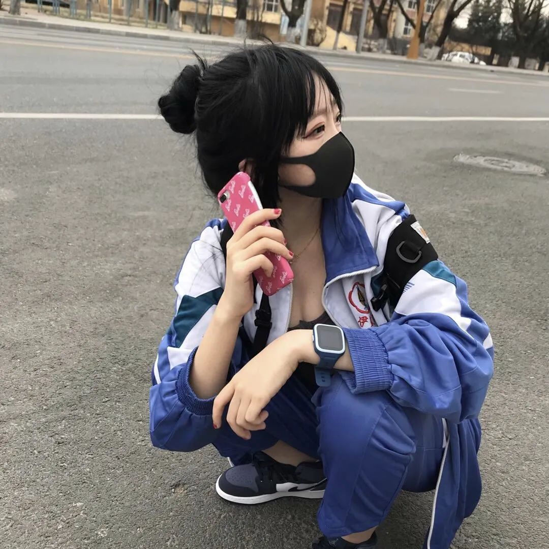 最近爆火的校服口罩妹,原来出处在这!(图2)