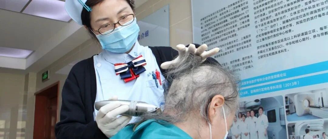 护士长秒变“tony老师”！复旦大学附属肿瘤医院闵行分院为“妇瘤”患者免费理发暖人心