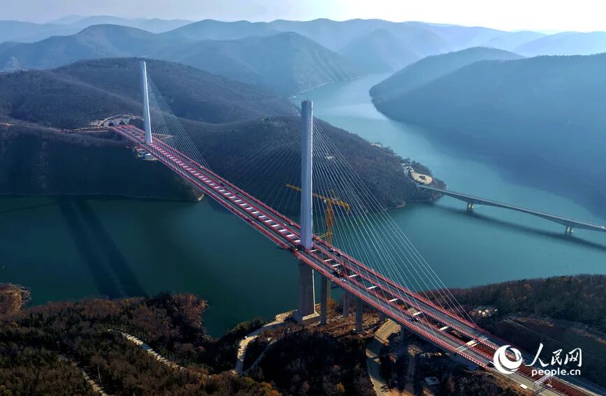 澠淅高速丹江小三峽特大橋。人民網(wǎng)記者 王玉興攝
