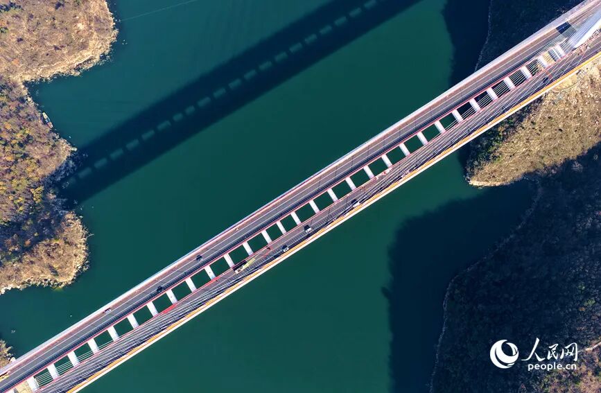 澠淅高速丹江小三峽特大橋。人民網(wǎng)記者 王玉興攝