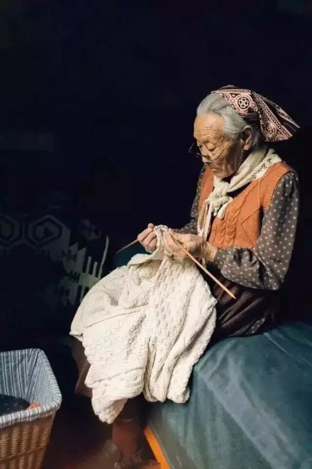 把90岁姥姥拍成"塔莎奶奶",让2岁儿子在花园里长大,85后妈妈过上人人