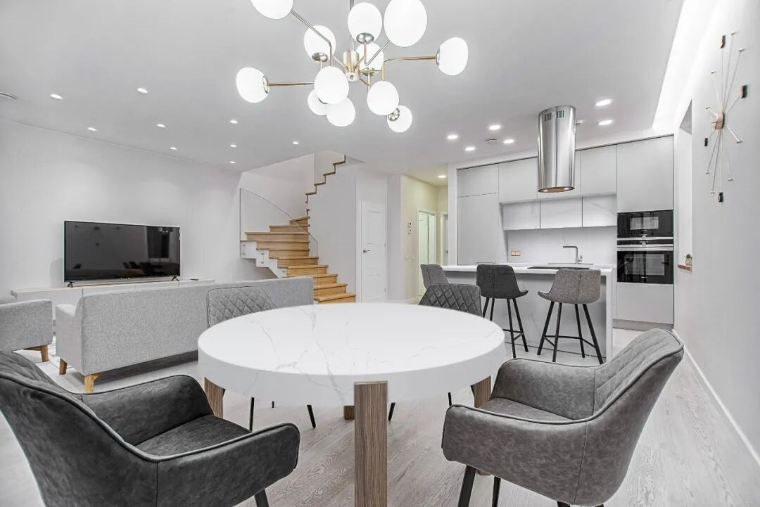 Calacatta White Quartz Round Dinner Tables