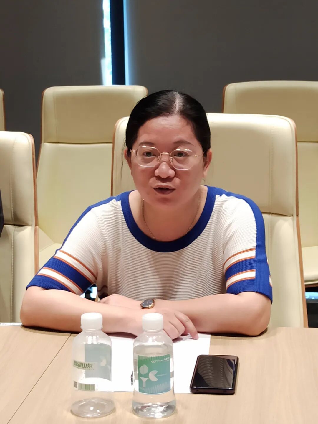 广东勤思进律师事务所合伙人殷雪风(左)肇庆市富地房地产公司总经理