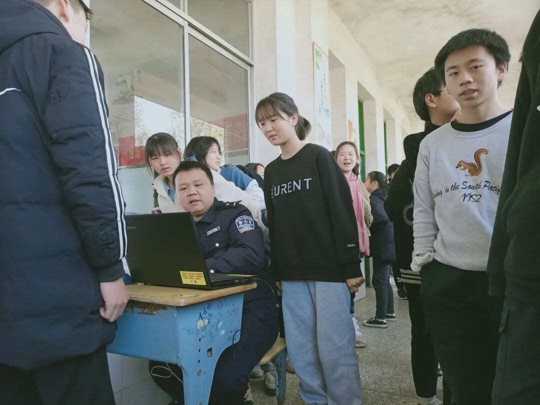 汉寿县公安局人境大队上门服务为学生办理身份证