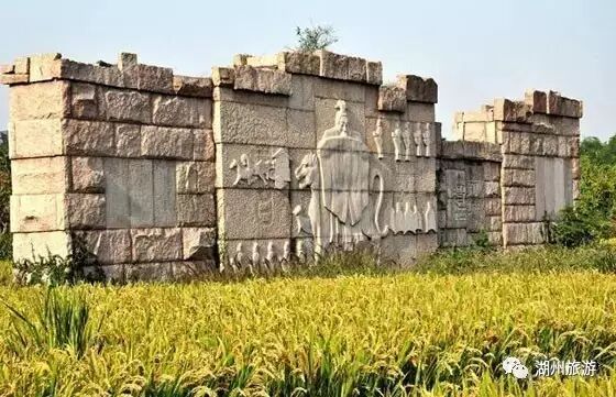 明霞碧浪从容问,五十年来得未尝. 明·沈祖孝 系舟怜胜地,旧日水晶宫.