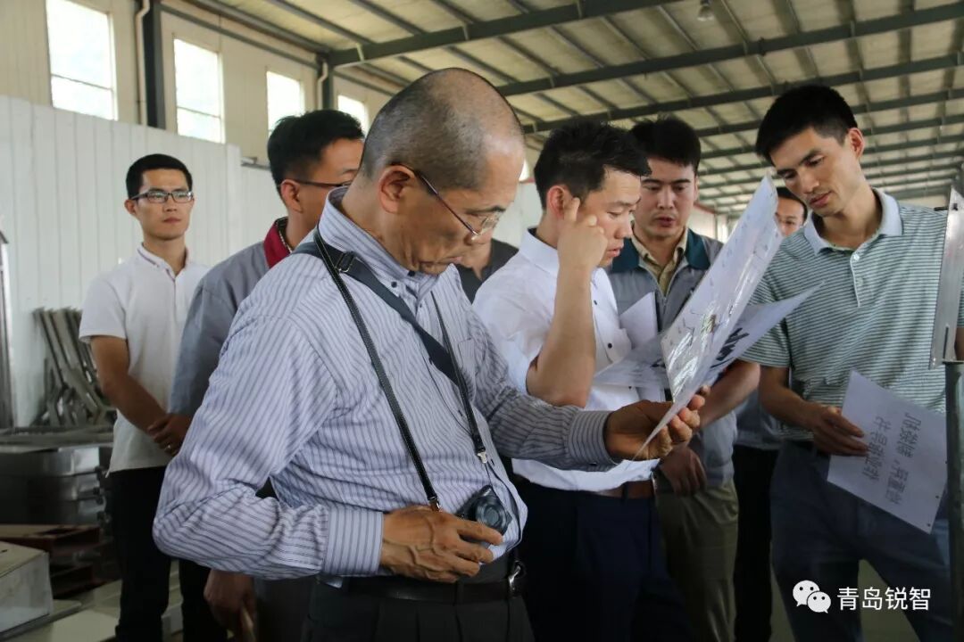 追求品质 我们孜孜不倦 热烈欢迎日本丰田精益管理专家 青木幹晴 先生 来我公司指导 青岛锐智智能装备科技有限公司 称重分级机 定量包装设备 禽类屠宰 分割设备 熟食 调理品加工设备 综合性食品工业智能装备制造企业