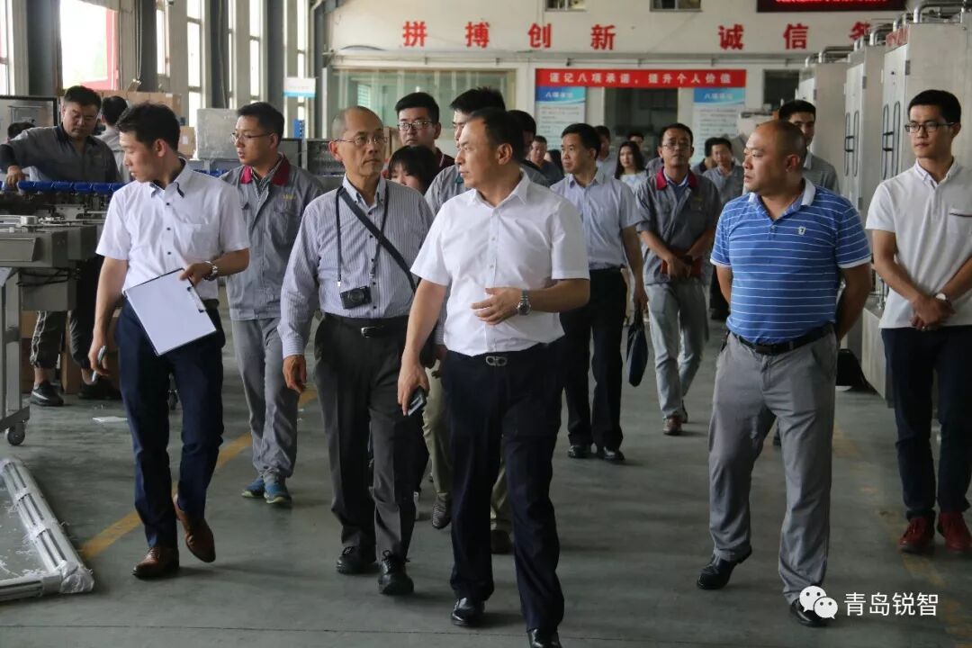 追求品质 我们孜孜不倦 热烈欢迎日本丰田精益管理专家 青木幹晴 先生 来我公司指导 青岛锐智智能装备科技有限公司 称重分级机 定量包装设备 禽类屠宰 分割设备 熟食 调理品加工设备 综合性食品工业智能装备制造企业