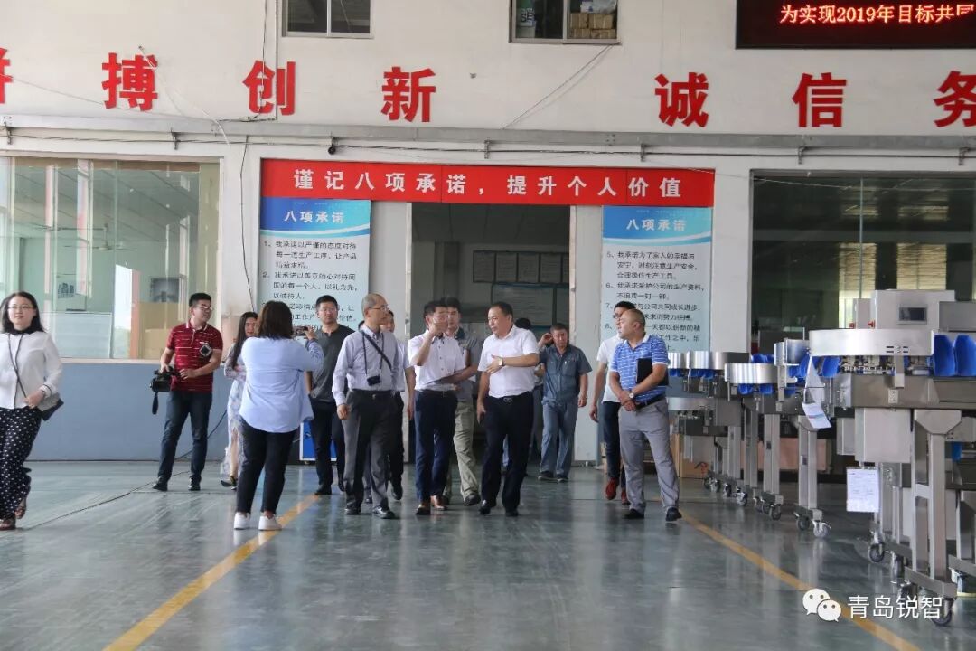 追求品质 我们孜孜不倦 热烈欢迎日本丰田精益管理专家 青木幹晴 先生 来我公司指导 青岛锐智智能装备科技有限公司 称重分级机 定量包装设备 禽类屠宰 分割设备 熟食 调理品加工设备 综合性食品工业智能装备制造企业