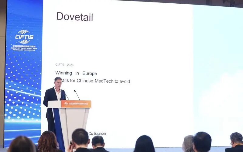 柏林多维泰尔（Dovetail） 首席技术官兼联合创始人 塞韦林 • 赫格尔在论坛上发表演讲。