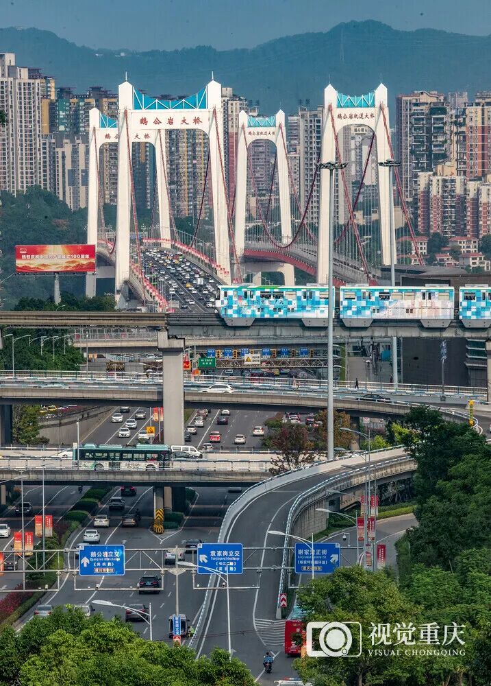 轨道交通2号线列车从谢家湾立交上驶过,形成重庆独有的魔幻立体交通