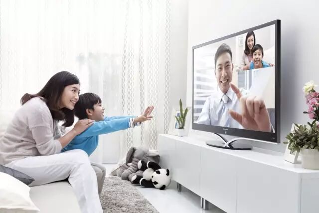 家庭视频聚会:年纪大,腿脚不方便,好在不出门也可以面对面的来个家庭