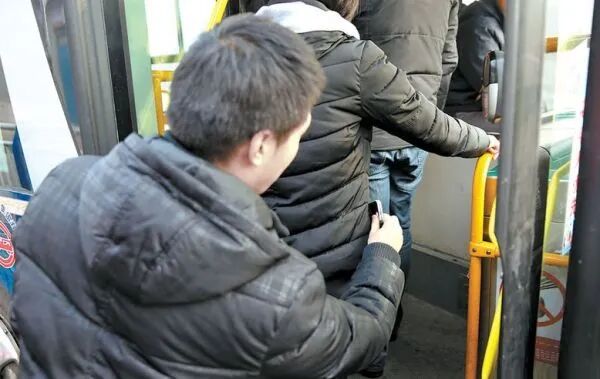 仁寿现身扒二哥车上扒窃现金数千元