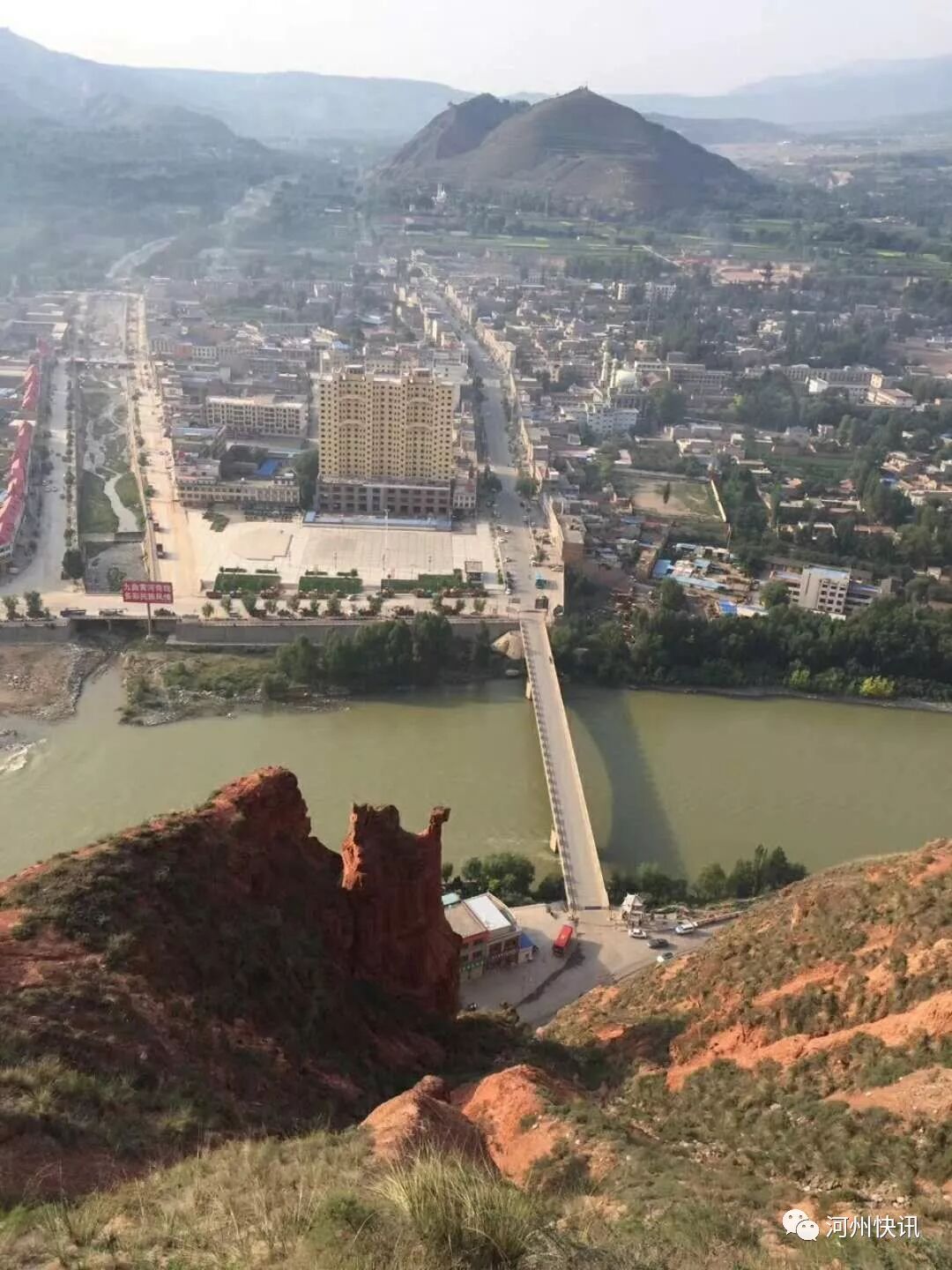 石山下,大禹导河的遗迹尚存,伟大的母亲河--黄河,出积石雄关向东奔涌