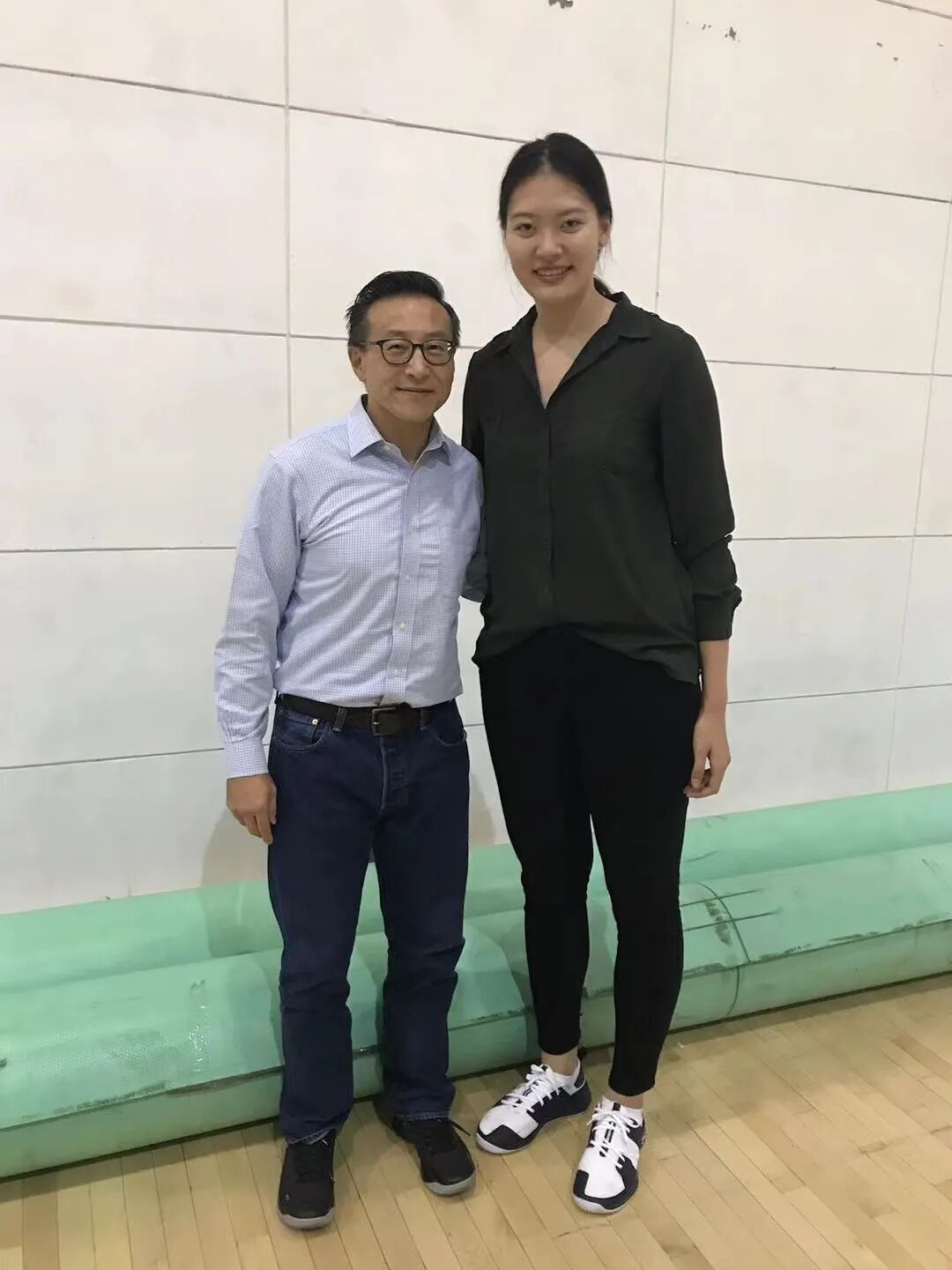 这个身高2米的篮球女孩还是个全奖大学霸!-友友