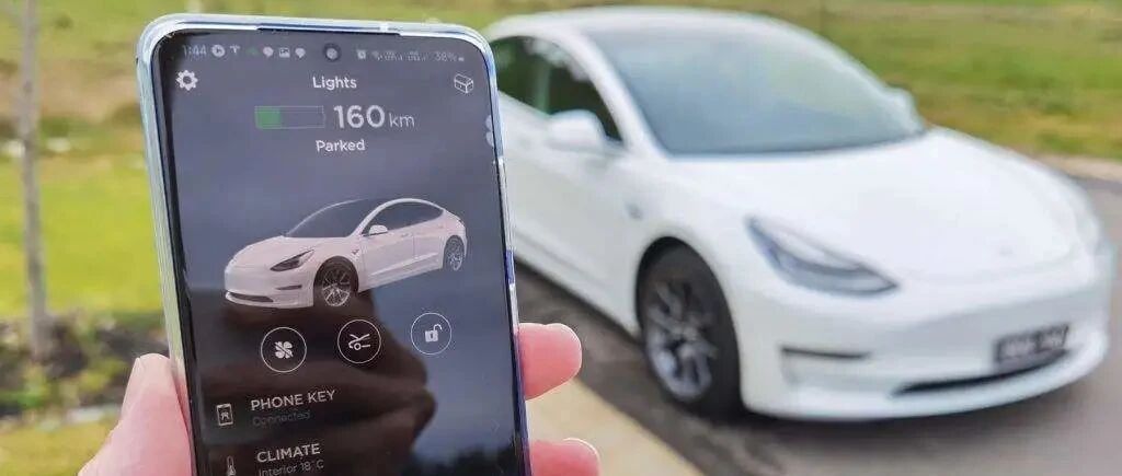 特斯拉惊现“断网”事故！数百名车主被锁车外，马斯克又来道歉了...