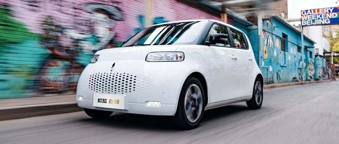 国产汽车出了个雷人功能：开车就能美容美发！网友把它骂惨了...