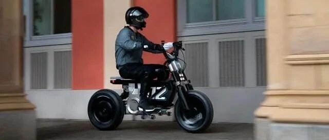 宝马出了一辆“小电驴”！长得帅还跑得快，开它上街爽爆了~