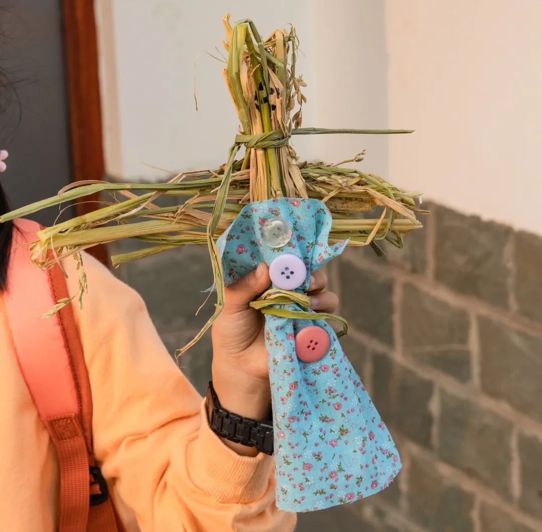 进手工作坊，用稻草、麻绳等纯天然的材料，制作一个环保生态的稻草人。