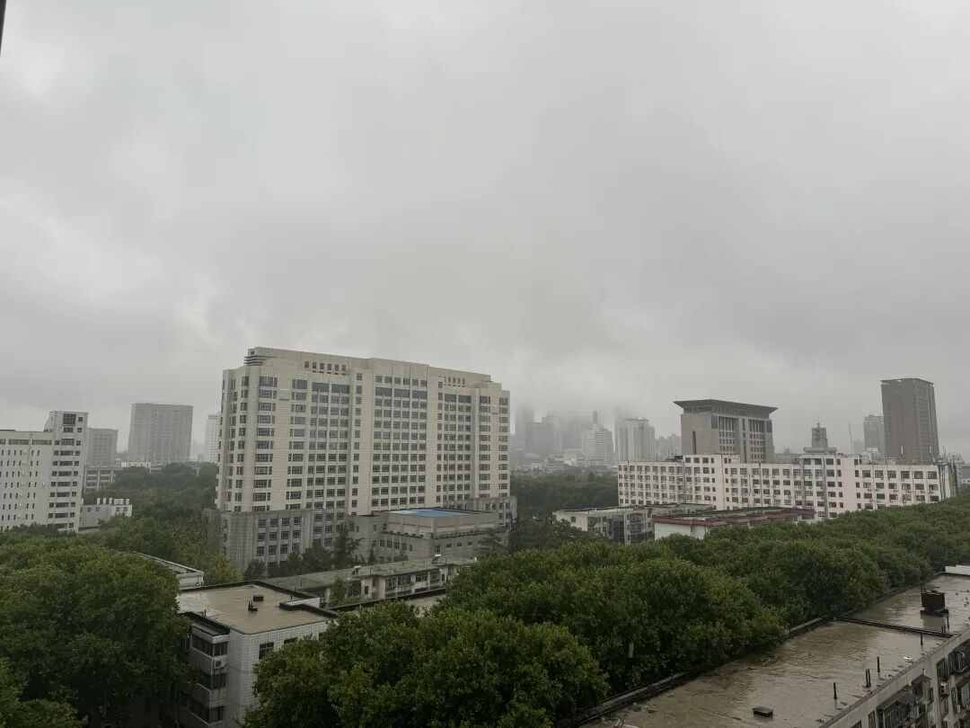郑州下午2点天就黑了，网友晒出“天气大片”！今晚，河南11市仍有暴雨