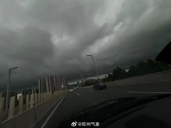 郑州下午2点天就黑了，网友晒出“天气大片”！今晚，河南11市仍有暴雨