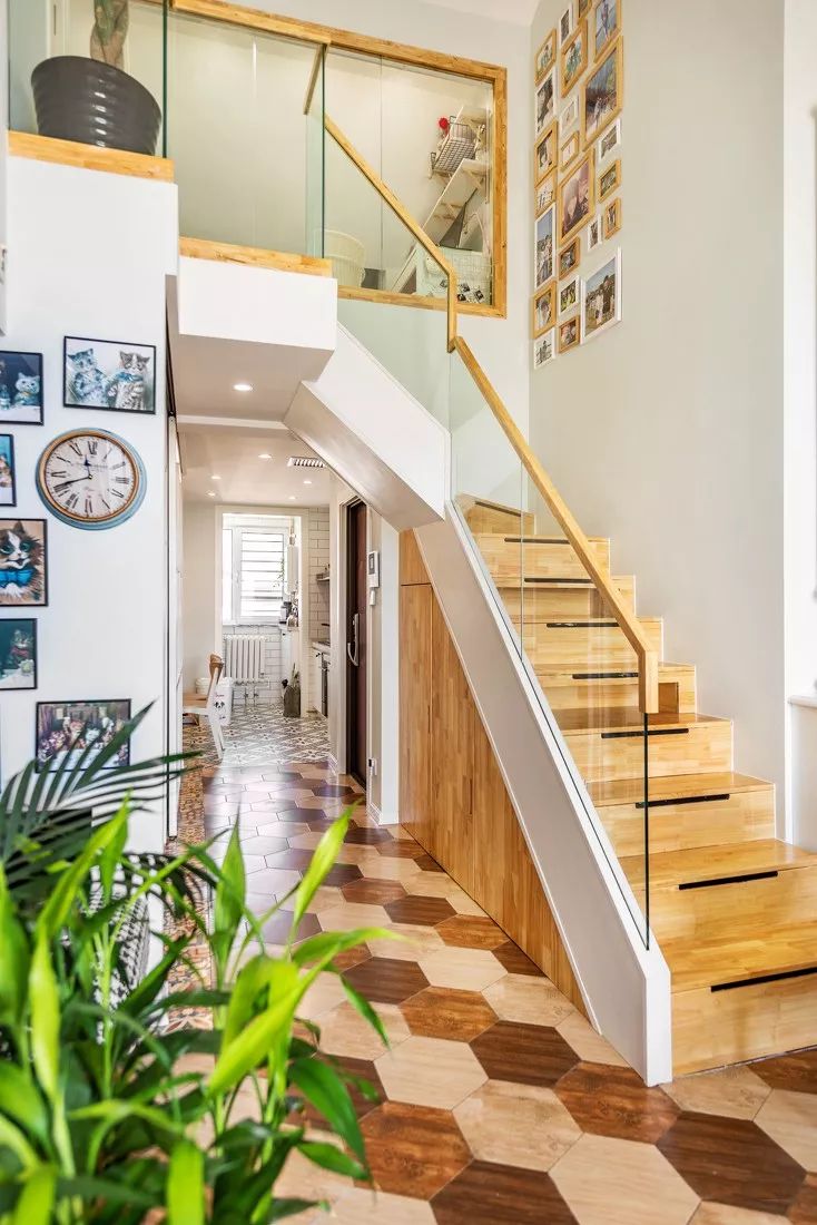 79平的頂層復式閣樓設計，這個客廳就像花園一樣美 家居 第10張