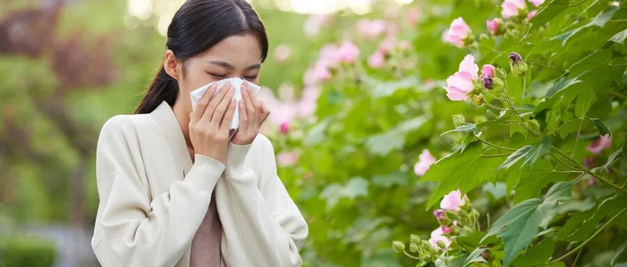 摄图网_506952967_wx_户外鼻炎过敏打喷嚏的女性（企业商用）.jpg