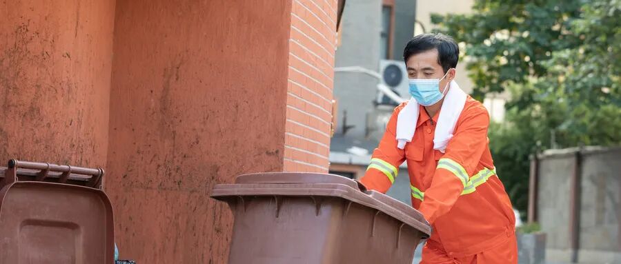 摄图网_501665726_wx_推垃圾桶到垃圾站的环卫工人（企业商用）.jpg