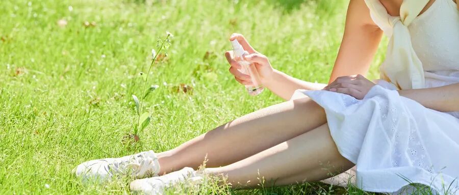 摄图网_507712273_户外女生在腿上喷防蚊喷雾(企业商用).jpg