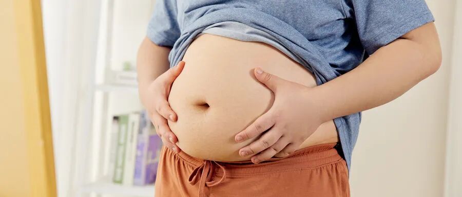 摄图网_502382743_胖男生捏肚子赘肉特写(企业商用) (1).jpg