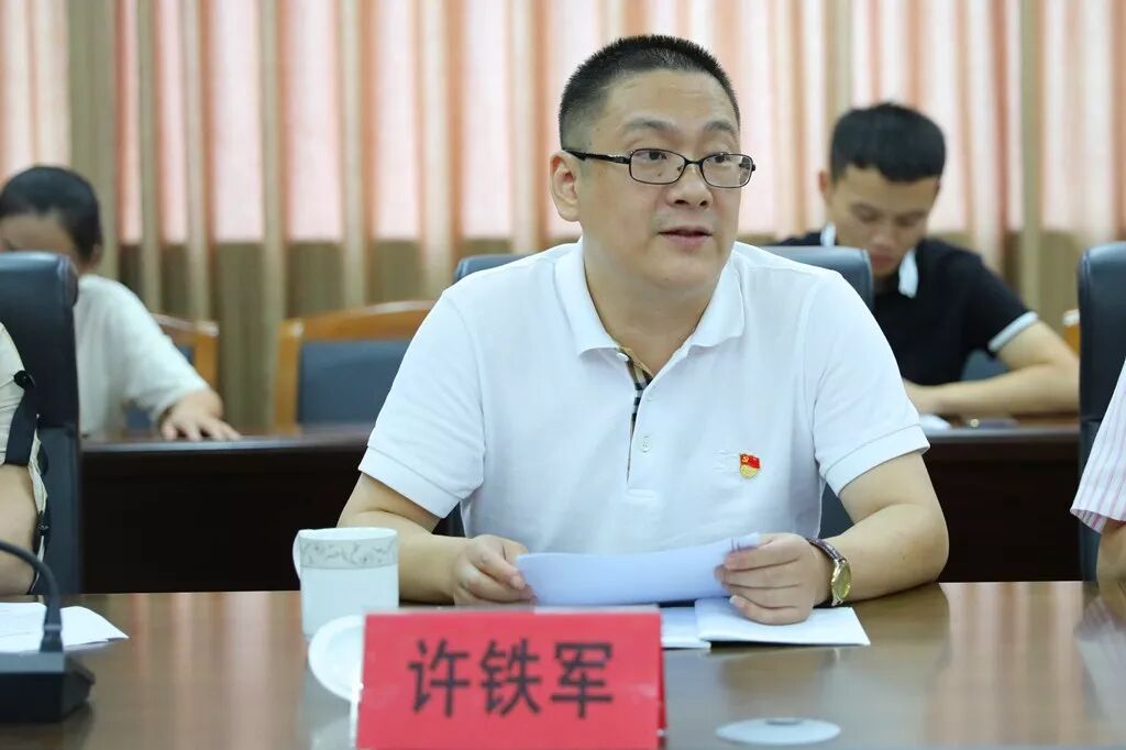 无锡市纪委来霞客镇检查村务卡使用情况