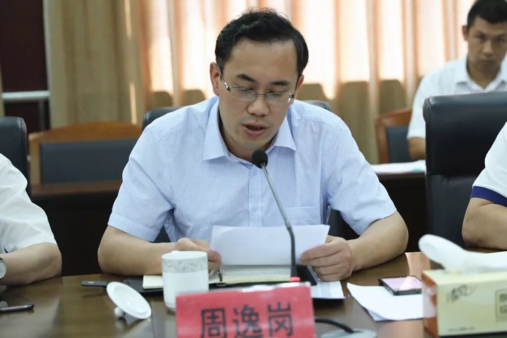 无锡市纪委来霞客镇检查村务卡使用情况