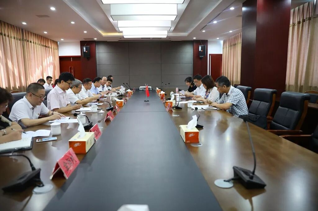 无锡市纪委来霞客镇检查村务卡使用情况