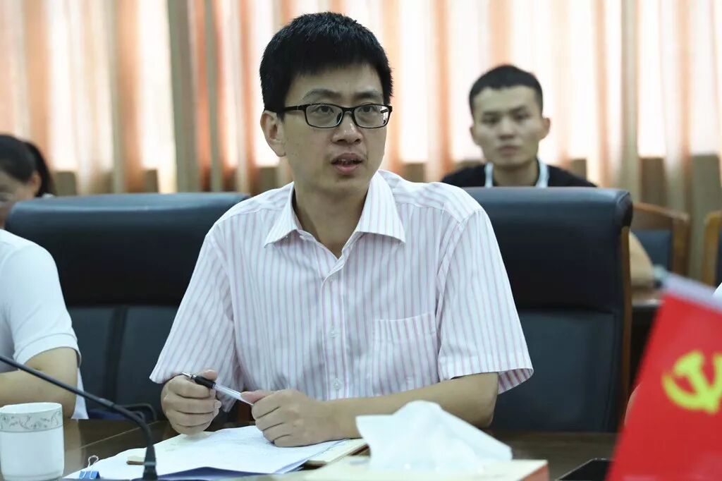 无锡市纪委来霞客镇检查村务卡使用情况