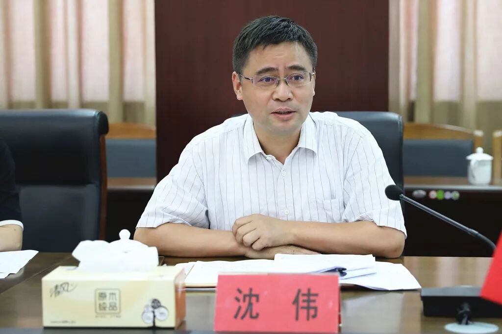 无锡市纪委来霞客镇检查村务卡使用情况