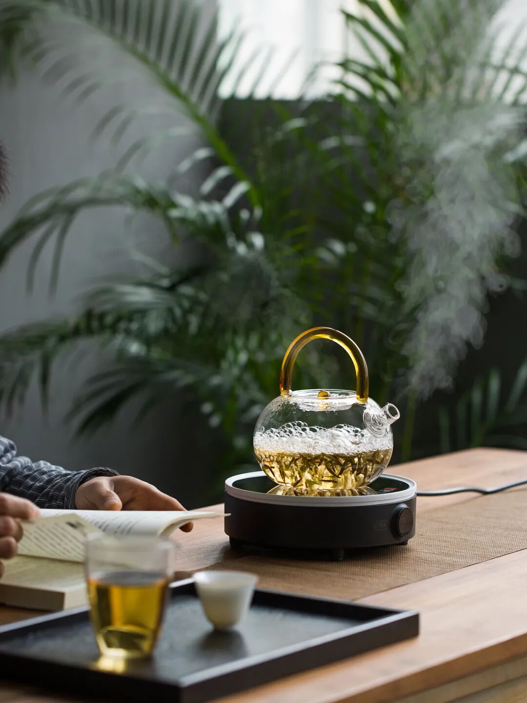 茶叶慢慢舒展宛如一曲曼妙的歌在淡淡茶香里品清浅人生