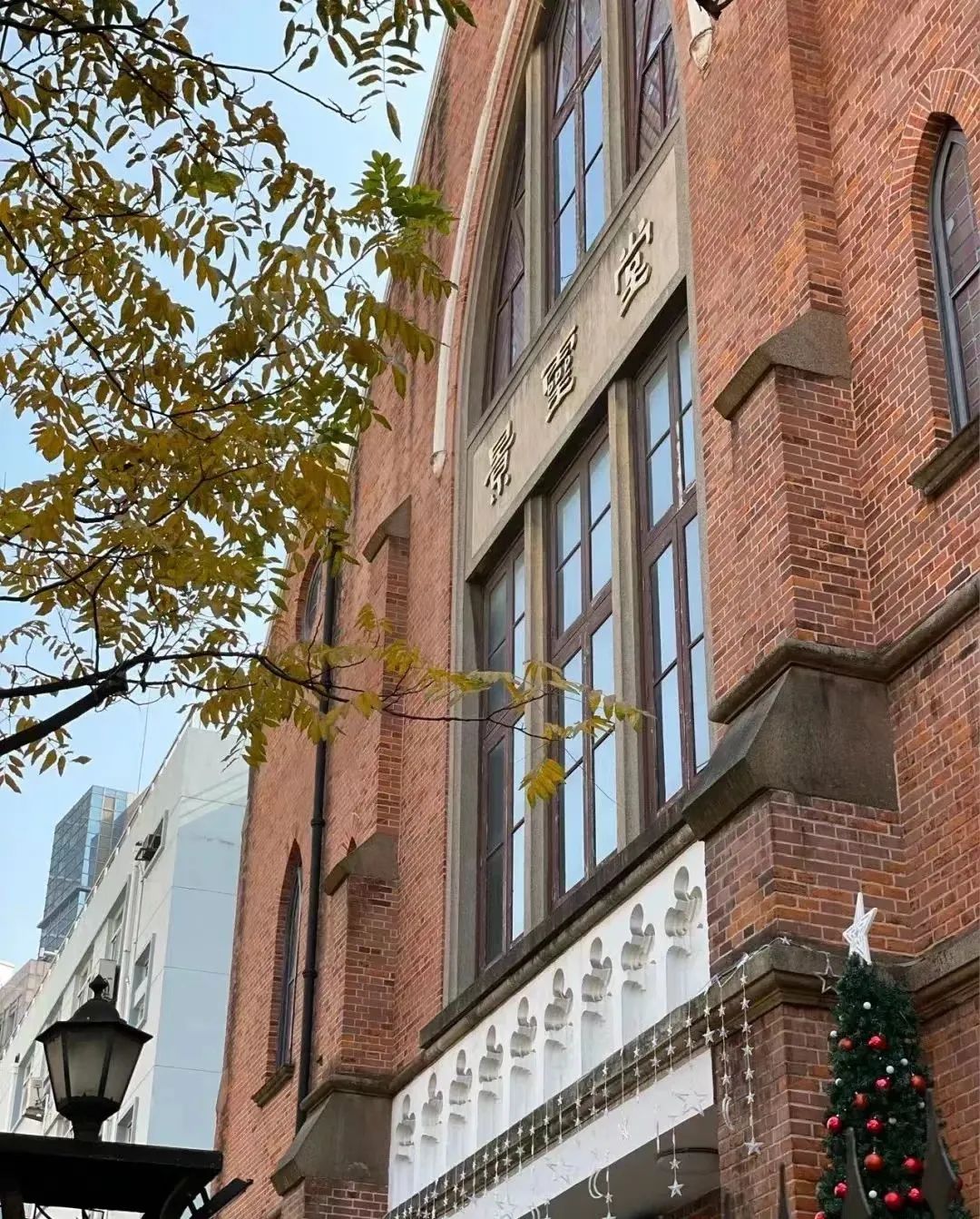 隔壁住着一屋子鬼是什么电影_住在我隔壁的那家伙_隔壁家伙住在一起好吗