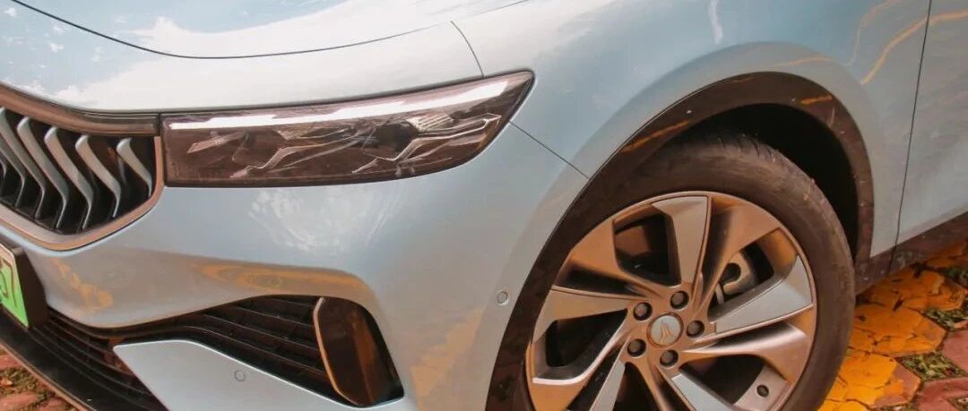 2.96米的轴距，4.5秒破百的动力，还配空气悬挂？这台车单买硬件都值回票价了！