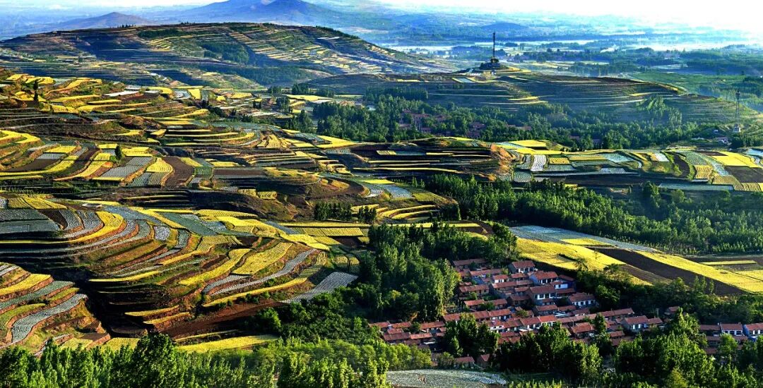 "安丘天路跨越留山,城顶山,摘月山五龙山,太平山等山脉全长130多公里